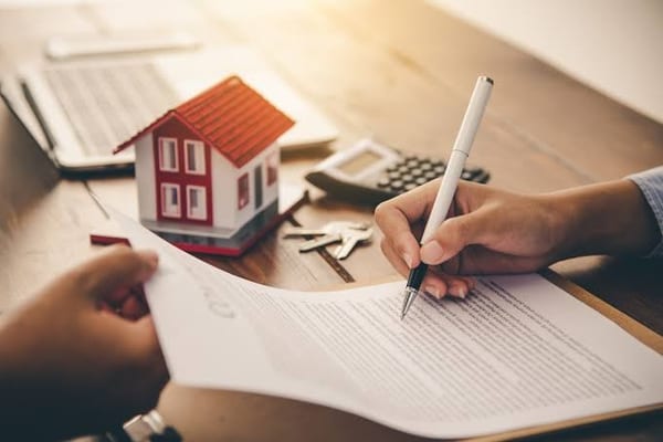 Seattle mobile notary performing real estate document notarization — professional document signing