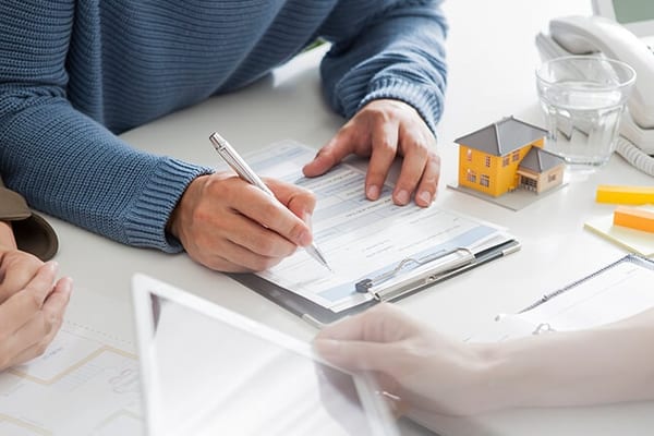 Seattle mobile notary performing wills & trusts — professional document signing